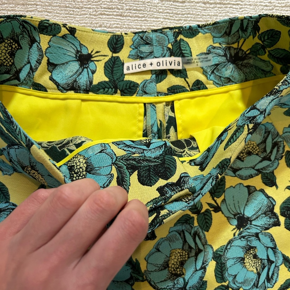 Alice & Olivia Floral High-Waisted Shorts, Size 6 - Picture 5 of 7